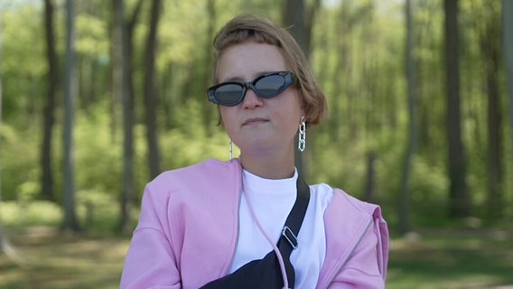 Die Autorin Caroline Wahl trägt eine Sonnenbrille © Screenshot NDR 