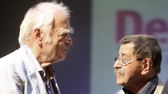 Die Schriftsteller Martin Walser (l) und Günter Grass (r) im Jahr 2007 in Berlin. © picture-alliance/ dpa | Soeren Stache 