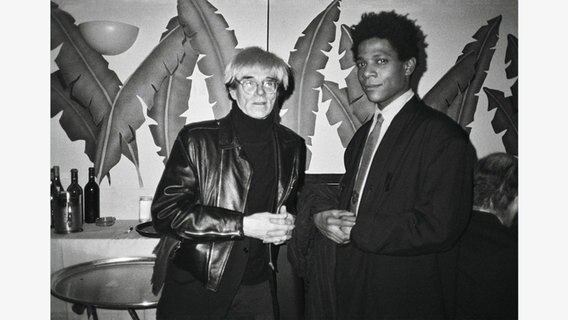 Andy and Jean-Michel at Indochine for dinner following a Julian Schnabel exhibition opening, November 2, 1984 © Michael Dayton Hermann, The Andy Warhol Foundation for the Visual Arts / Taschen Verlag 
