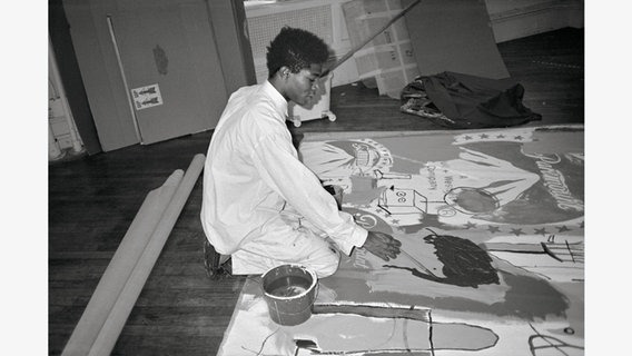 Jean-Michel painting Untitled at Andy’s studio at 860 Broadway, April 16, 1984 © Michael Dayton Hermann, The Andy Warhol Foundation for the Visual Arts / Taschen Verlag 