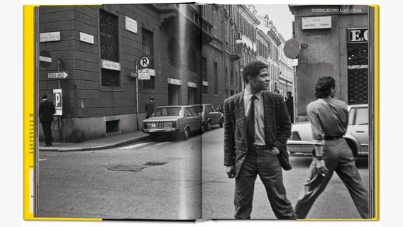 Basquiat in Mailand, 8. Oktober 1983 - Doppelseite aus dem Bildband © Michael Dayton Hermann, The Andy Warhol Foundation for the Visual Arts / Taschen Verlag 