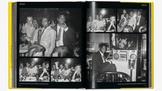 Essen bei Mr. Chow. Auch Keith Haring und Grace Jones sind dabei, Juni 1986 - Doppelseite aus dem Bildband © Michael Dayton Hermann, The Andy Warhol Foundation for the Visual Arts / Taschen Verlag 