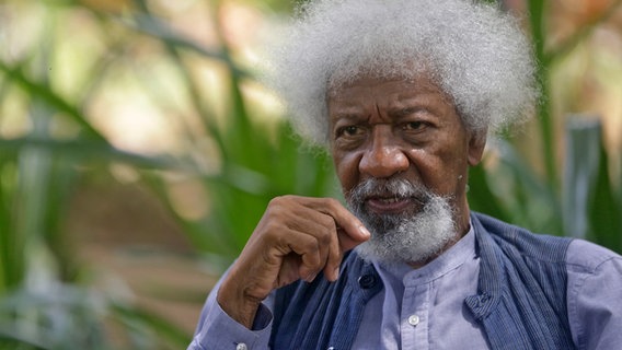 Wole Soyinka hört zu © picture alliance / ASSOCIATED PRESS | Sunday Alamba Foto: Sunday Alamba