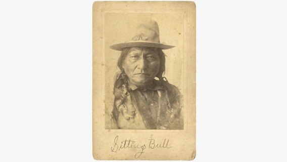 Ein signiertes Erinnerungsporträt des Lakota-Anführers Sitting Bull aus seiner Zeit mit Buffalo Bill © Taschen Verlag 