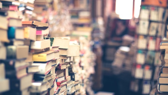 Bücherstapel © pexels 