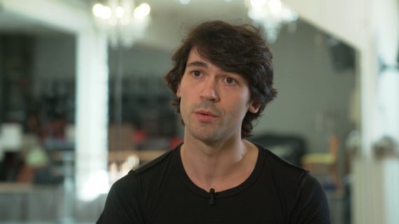 Der Tänzer Alexandr Trusch schaut in die Kamera © NDR 