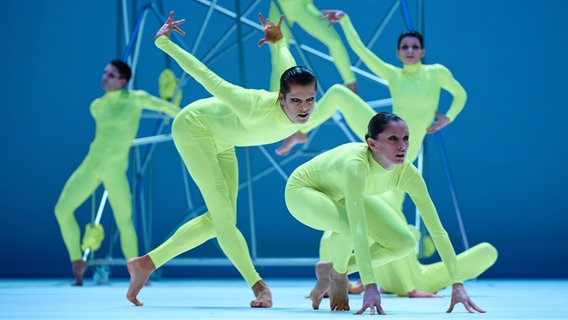 Tänzer auf der Bühne © Staatsoper Hannover/ Foto: Carlos Quezada