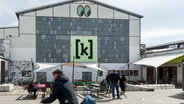 Blick auf den Vorplatz mit Eingang und der Halle K6 der Kulturfabrik Kampnagel © picture alliance/dpa | Markus Scholz Foto: Markus Scholz