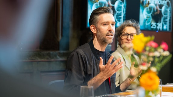 Ein Mann redet und gestikuliert mit der Hand. Es ist Intendant Vasco Boenisch. © Schauspiel Hannover Foto: Moritz Küstner
