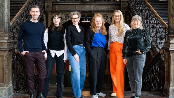Ein Mann und fünf Frauen stehen in einer Reihe. Es ist das Team des Schauspielhauses Hannover. Ein Mann und fünf Frauen stehen in einer Reihe. Es ist das Team des Schauspielhauses Hannover. © Schauspiel Hannover Foto: Moritz Küstner