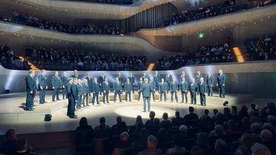 Der Chor Mieskuoro Huutajat aus Finnland auf der Bühne der Elbphilharmonie. © NDR Foto: Kerry Rügemer