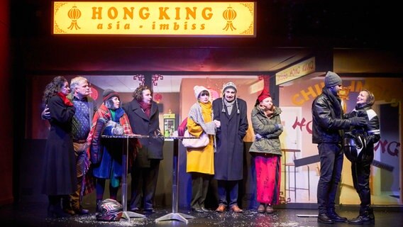 Im Ohnsorg-Theater feierte am 6. November 2022 die Weihnachtskomödie "All ünner een Dannenboom" Premiere. © Oliver Fantitsch Foto: Oliver Fantitsch