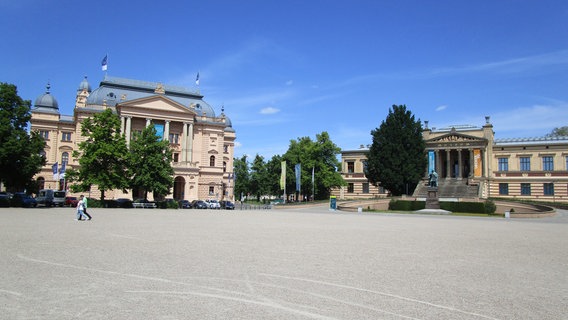 Spaziergänger flanieren bei Sonnenschein über den Alte Garten vor dem Schweriner Schloss und dem Museum in Schwerin © NDR Foto: Axel Seitz