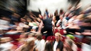 Junge Menschen auf einem Bild des Backstage Festivals vom Schauspielhaus Hamburg 2025 © Matthis Röpke 