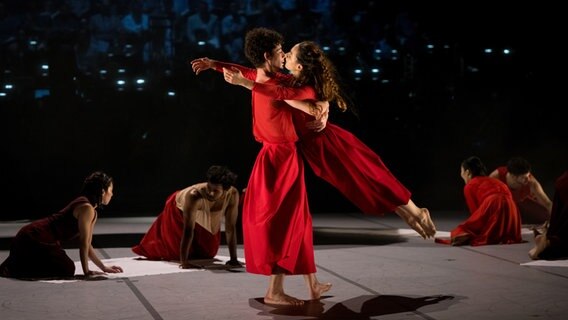 Zwei Tänzer liegen sich in den Armen und küssen sich © Staatstheater Braunschweig 