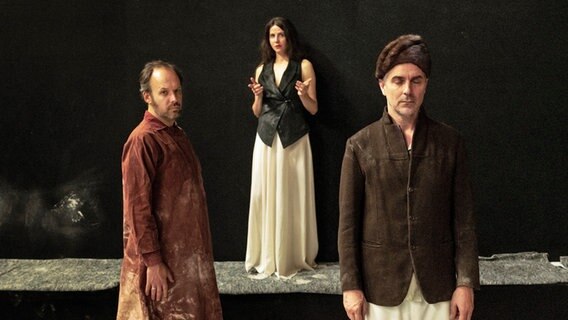 Drei kostümierte Darsteller des Stücks "Der Idiot" aus der Produktion am Thalia Theater in Hamburg © Armin Smailovic 