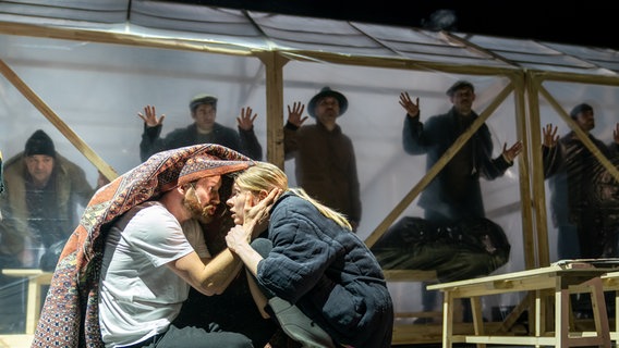 Szene aus der Aufführung "Der Schwarze Mönch" © Krafft Angerer/Thalia Theater Foto: Krafft Angerer