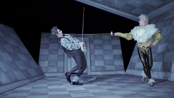 Florindo (Hauke Petersen)  und Silvio (Tony Marossek) im Stück "Der Diener zweier Herren" in Kiel © Olaf Struck Foto: Olaf Struck
