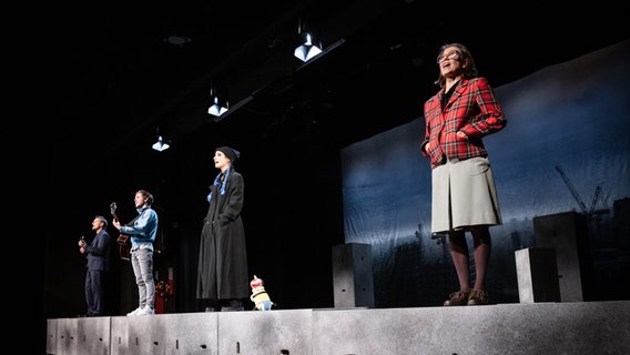 Szene aus dem Stück "A long way down" auf der Bühne des Altonaer Theaters. © Bo Lahola/Altonaer Theater 
