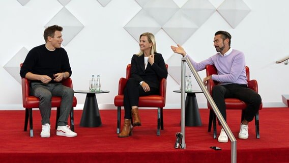 Adrian Sarple, ausführender Regisseur, Musical-Produzentin Kerstin Schnitzler und Stephan Jaekel, Leiter Kommunikation und Pressesprecher von Stage Entertainment Deutschland "Die Eiskönigin" © NDR.de Foto: Mathias Heller