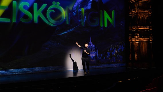 Adrian Sarple, ausführender Regisseur der "Eiskönigin" steht auf der Bühne © NDR.de Foto: Mathias Heller