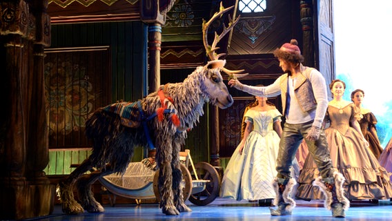 Ein Bild der Proben zum Musical "Die Eiskönigin" in Hamburg auf der Bühne - mit Rentier Sven, gespielt von Antoine Banks Sullivan © NDR.de Foto: Patricia Batlle