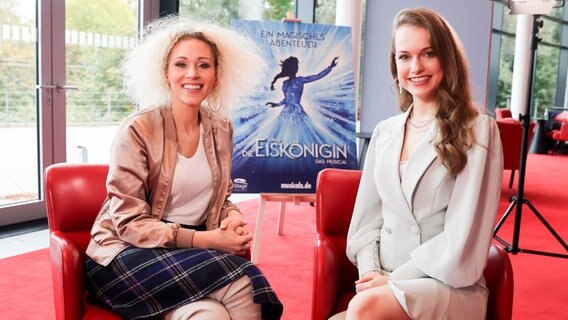 Die Darstellerinnen Sabrina Weckerlin (Eiskönigin Elsa, links.) und Celena Pieper (spielt ihre Schwester Anna) bei einem Pressetermin das Musical "Die Eiskönigin" auf der Bühne im Stage Theater an der Elbe. © Christian Charisius/dpa +++ dpa-Bildfunk +++ Foto: Christian Charisius