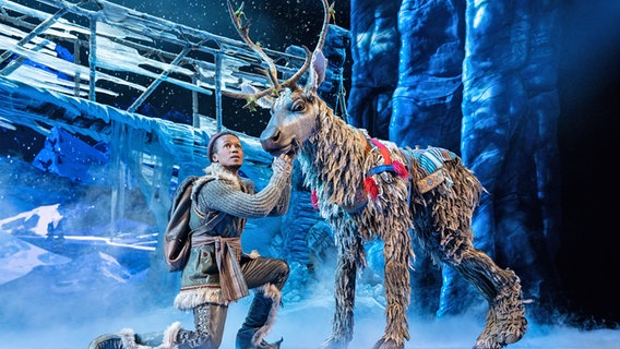 Ein Bild von Kristoff (Benet Monteiro) beim Musical "Die Eiskönigin" in Hamburg auf der Bühne - mit Rentier Sven, gespielt von Antoine Banks Sullivan © Disne-Foto Johan Persson Foto: Johan Persson