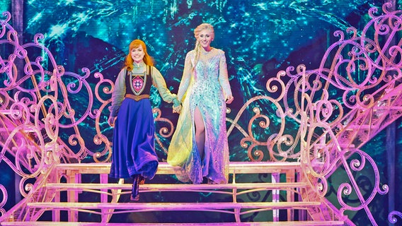 Die Darstellerinnen Sabrina Weckerlin (Eiskönigin Elsa, links.) und Celena Pieper (spielt ihre Schwester Anna) bei einem Pressetermin das Musical "Die Eiskönigin" auf der Bühne im Stage Theater an der Elbe. © Christian Charisius/dpa +++ dpa-Bildfunk +++ Foto: Christian Charisius
