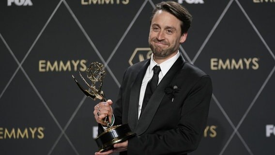 Ein junger Mann (Kieran Culkin) hält eine goldene Trophäe in den Händen und freut sich. © picture alliance / ASSOCIATED PRESS | Ashley Landis Foto: Ashley Landis