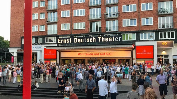 Ein Theater und davor viele Menschen © Oliver Fantitsch Foto: Oliver Fantitsch