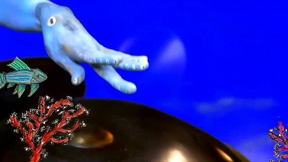 Eine Person hält ihre bemalte Hand als Wal vor eine Meereskulisse Eine Person hält ihre bemalte Hand als Wal vor eine Meereskulisse © Theater zwischen den Dörfern