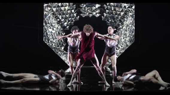 Der Balletttänzer Floris Puts als Ikarus am Staatsballett Hannover © NDR 