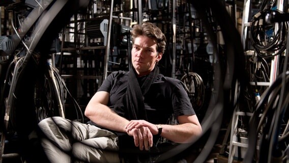 Marco Goecke sitting in a room dedicated to lighting and props.  © picture alliance / dpa |  Bernd Weissbrod 