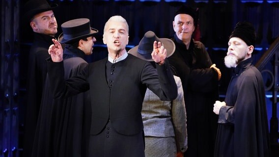 Schauspieler Alen Hodzovic als Draco Malfoy gestikuliert in einer Szene aus "Harry Potter und das verwunschene Kind" ©  dpa-Bildfunk Foto: Marcus Brandt