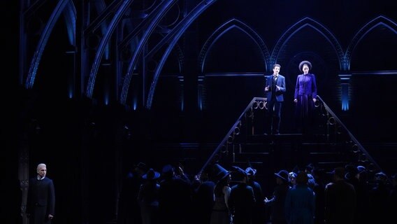 Schauspieler Markus Schöttl (hinten oben l) als Harry Potter, Schauspielerin Jillian Anthony (hinten oben r) als Hermine Granger und Schauspieler Alen Hodzovic (vorne l) als Draco Malfoy in einer Szene aus "Harry Potter und das verwunschene Kind" ©  dpa-Bildfunk Foto: Marcus Brandt