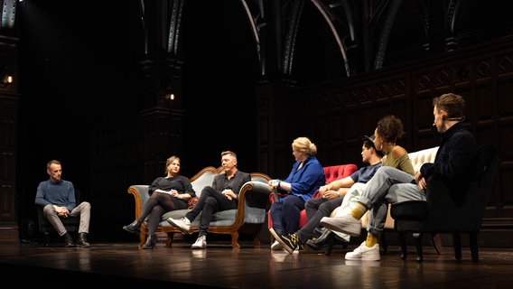 Eric Lomas, Künstlerische Abendspielleitung, Martina Mück, Company Managerin, Maik Klokow, CEO und Produzent der Mehr-BB Entertainment, Anke Harnack, Moderatorin, Vincent Lang, Darsteller des Albus Potter, Madina Frey Darstellerin der Rose Granger Weasley und Mathias Reiser, Darsteller des Scorpius Malfoy während des Pressegesprächs auf der Bühne des Mehr!Theaters in Hamburg © NDR.de Foto: Mathias Heller