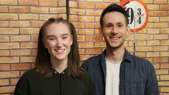 Zwei junge Darsteller im Musical Harry Potter, eine junge Frau mit langen dunklen Haaren und ein junger Mann, stehen vor einer Backsteinwand: Movement Captians Felicitas Bauer und Benjamin Merkel (v.l.n.r.). Zwei junge Darsteller im Musical Harry Potter, eine junge Frau mit langen dunklen Haaren und ein junger Mann, stehen vor einer Backsteinwand: Movement Captians Felicitas Bauer und Benjamin Merkel (v.l.n.r.). © NDR/Annette Matz Foto: Annette Matz