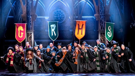 Szene im Harry Potter Theaterstück: Hexen und Zauberer beim zaubern mit Feuer. © HPUVK Foto: Morris Mac Matzen