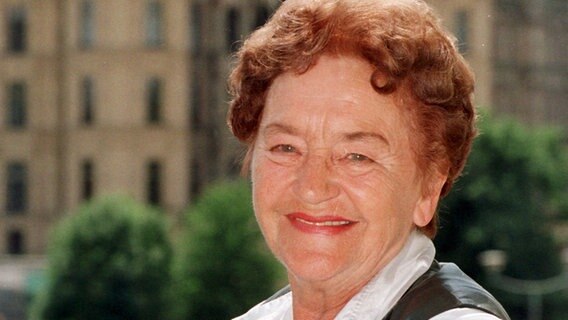 Schauspielerin Marga Heiden 1998 auf der Terrasse des Schweriner Staatstheaters. © picture-alliance / ZB Foto: Jens Büttner