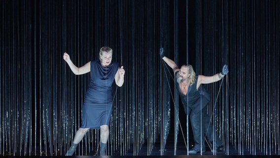 Jennifer Holloway als Senta und Thomas J. Mayer als Der Holländer in "Der fliegende Holländer" auf der Bühne der Hamburgischen Staatsoper. © dpa Foto: Georg Wendt
