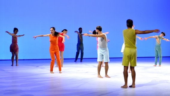 Tänzer*innen im Stück "In C" von Sasha Waltz auf Kampnagel © Aileen Pinkert Foto: Aileen Pinkert