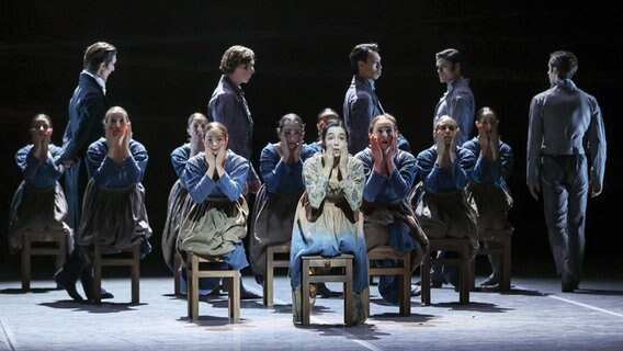 Ensemblemitglieder des Hamburg Balletts beim  Stück "Jane Eyre" der britischen Choreographin Cathy Marston nach dem Romanklassiker von Charlotte Brontë in der Hamburgischen Staatsoper. © dpa Foto: Ulrich Perrey