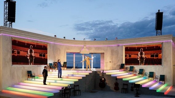 Blick auf die erleuchtete Open Air Bühne vor Abendhimmel © Theater Kiel/ Olaf Struck Foto: Olaf Struck