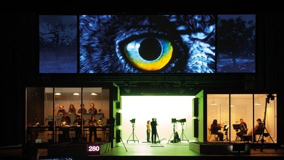 Dreigeteilte Bühne mit Videokamera-Szenen und Streichquartett © Hamburger Schauspielhaus Foto: Stephen Cummiskey