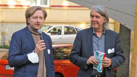 Martin G. Berger Operndirektor und Hans-Georg Wegner Intendant sprechen beim Projekt "Kunstrasen" © NDR Foto: Axel Seitz