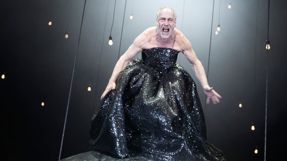 Szene aus dem Stück "König Lear" im Thalia Theater mit Wolfram Koch als König Lear. © Thalia Theater Foto: Armin Smailovic