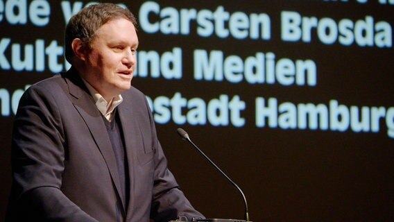 Hamburgs Kultursenator Carsten Brosda hält die Eröffnungsrede bei den Lessingtagen 2023 im Thalia Theater. © Thalia Theater Foto: Fabian Hammerl