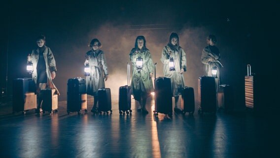 Szene aus dem Stück "Danse Macabre/Totentanz" von der ukrainischen Performanceguppe Dakh Daughters. Szene aus dem Stück "Danse Macabre/Totentanz" von der ukrainischen Performanceguppe Dakh Daughters. © Thalia Theater Foto: Fabian Hammerl