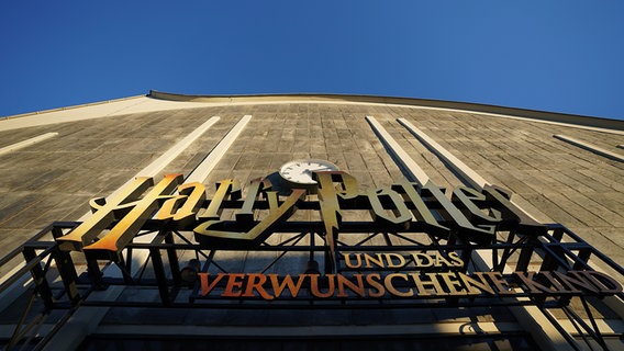 Mehr!Theater in Hamburg mit dem Schriftzug "Harry Potter und das verwunschene Kind" © picture alliance/dpa | Marcus Brandt Foto: Marcus Brandt